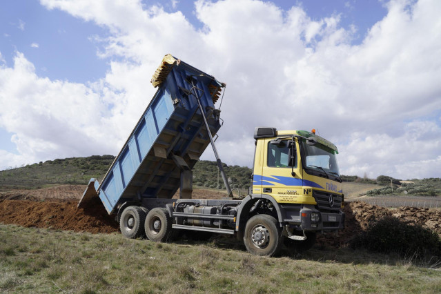 Archivo - Un camión trabaja en las obras de remodelación del nudo de Lodosa en la autopista AP-68, a 17 de marzo de 2023, en Lodosa, Navarra (España). Las obras se han realizado para mejorar la funcionalidad y movilidad del corredor viario. Previamente, l