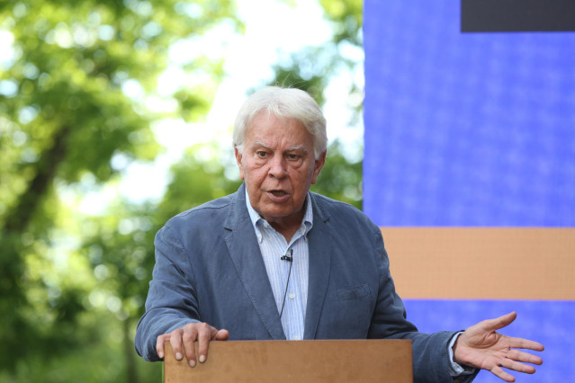 Archivo - El expresidente del Gobierno, Felipe González, durante la entrega del I Premio Rojana 'Alfredo Pérez Rubalcaba’, a 21 de junio de 2021, en la Fundación Felipe González, Madrid, (España).