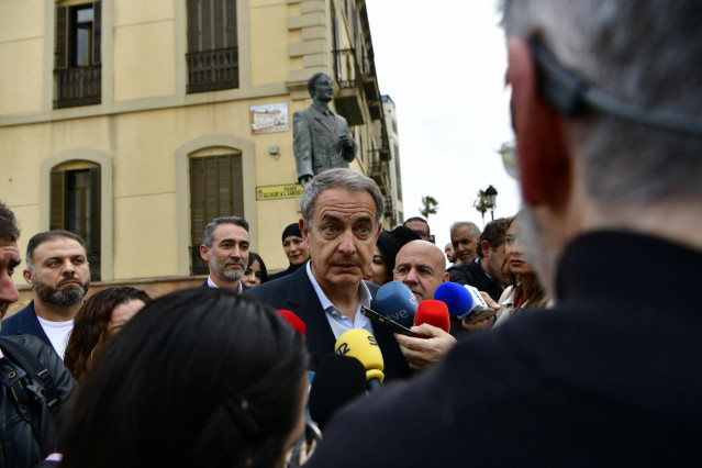 El expresidente del Gobierno, José Luis Rodríguez Zapatero, atiende a los medios durante su visita a Ceuta, a 19 de abril de 2023, en Ceuta (España).