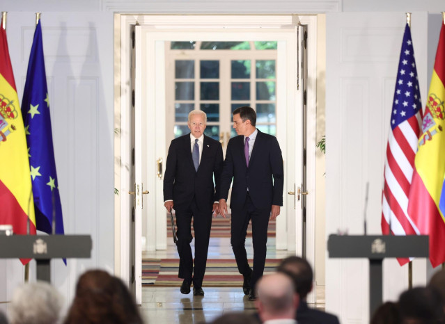 Archivo - El presidente de los Estados Unidos, Joe Biden (i) y el presidente del Gobierno, Pedro Sánchez (d), en el Palacio de la Moncloa