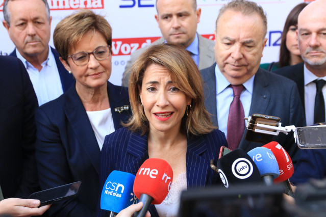 La ministra Raquel Sánchez atiende a los medios antes de intervenir en un desayuno-coloquio en Almería