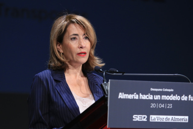 La ministra de Transportes, Movilidad y Agenda Urbana, Raquel Sánchez, interviene durante el desayuno-coloquio en Almería.