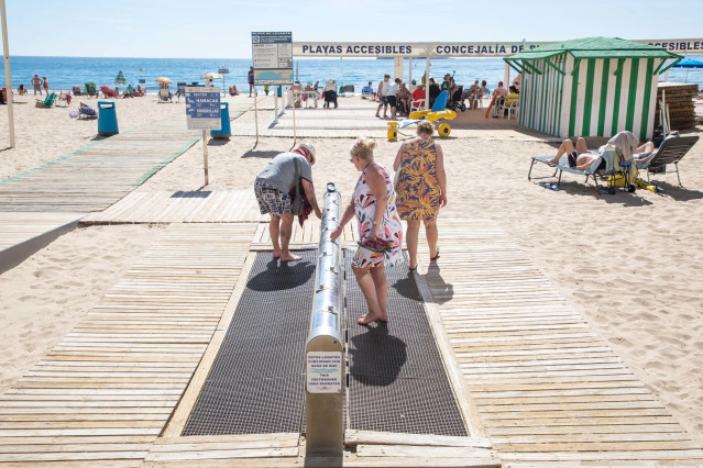 Archivo - Unas mujeres se lavan los pies en las duchas de la playa de Poniente, a 11 de marzo de 2023, en Benidorm, Alicante, Comunidad Valenciana (España).