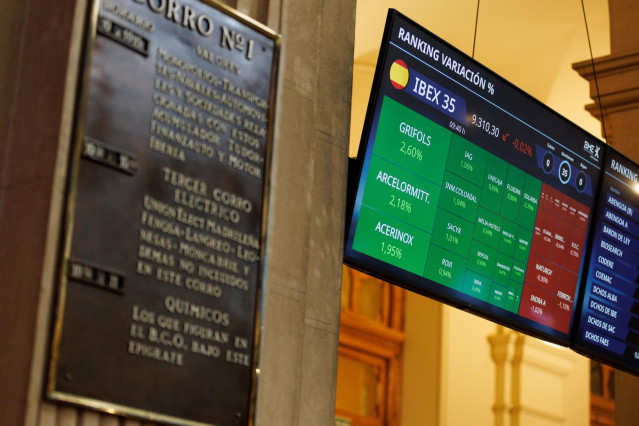 Un panel del IBEX 35 en el Palacio de la Bolsa de Madrid, a 11 de abril de 2023, en Madrid (España). El Ibex 35 ha iniciado la sesión de hoy con una subida del 0,51%, hasta los 9.359 puntos, tras el parón de Semana Santa, en una jornada en la que los inve