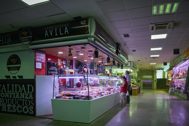 Archivo - Un estante de embutidos en el Mercado Municipal de Pacífico en Madrid (España).