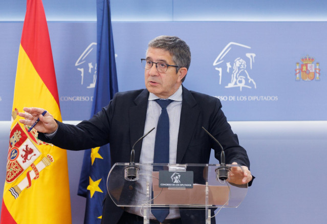 El portavoz del PSOE en el Congreso, Patxi López, interviene durante una rueda de prensa posterior a la reunión de la Junta de Portavoces, en el Congreso de los Diputados, a 18 de abril de 2023, en Madrid (España).