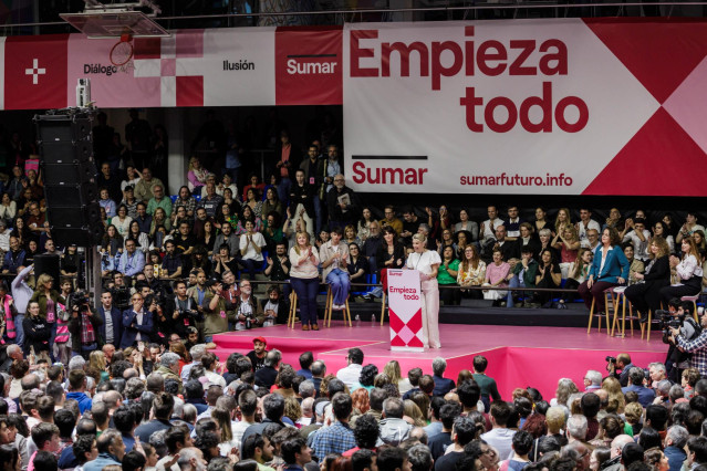 La vicepresidenta segunda y ministra de Trabajo y Economía Social, Yolanda Díaz, interviene en el acto 'Empieza todo' de la plataforma Sumar, en el polideportivo Antonio Magariños, a 2 de abril de 2023, en Madrid, (España).