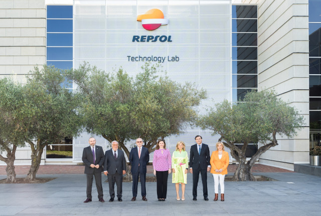 De izq. A dcha.: Fernando Ruiz, (Repsol); Pere Navarro, (Tráfico); Antonio Brufau, presidente de Repsol; María José Rallo, secretaria general de Transportes; Marta Blázquez, (Faconauto); Antonio Calçada (Repsol) y Pilar Fernández (Faconauto)