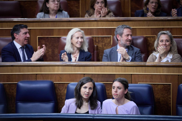 La secretaria general de Podemos y ministra de Derechos Sociales y Agenda 2030, Ione Belarra (i) y la ministra de Igualdad, Irene Montero (d), durante una sesión plenaria en el Congreso de los Diputados, a 20 de abril de 2023, en Madrid (España).