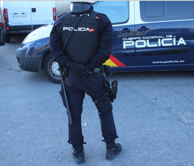 Archivo - Un agente de Policía Nacional