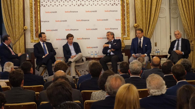 (De Izquierda A Derecha) Jeronimo Sanchez, Director De Desarrollo De Negocio De Beka Credit, Jose Corral, Ceo De Beka Credit, Jose Luis Martinez Almeida, Alcalde De Madrid, Angel Asensio, Presidente De La Camara De Comercio De Madrid