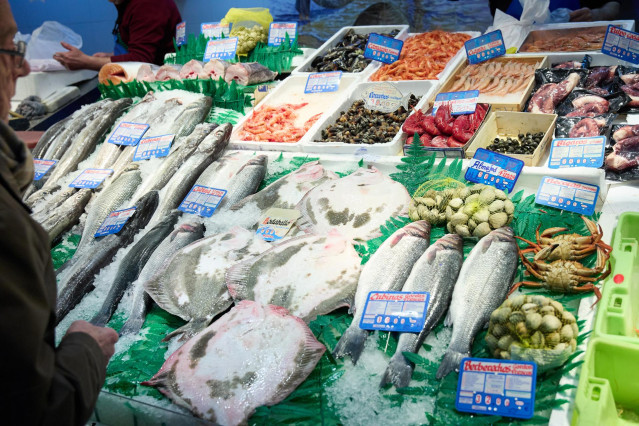 Archivo - Mostrador de una pescadería en el mercado de Prosperidad,