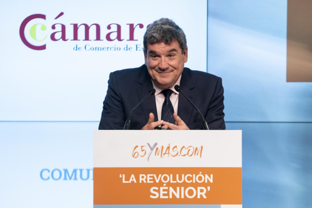 El ministro de Inclusión, Seguridad Social y Migraciones, José Luis Escrivá, interviene en el acto ‘La revolución senior’, en la Cámara de Comercio de España, a 21 de abril de 2023, en Madrid (España).
