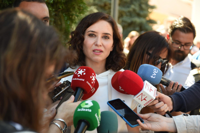 La presidenta de la Comunidad de Madrid y del Partido Popular de Madrid, Isabel Díaz Ayuso, ofrece declaraciones a los medios durante su visita la localidad de Ciempozuelos, a 17 de abril de 2023, en Ciempozuelos, Madrid (España). Durante su visita a Ciem
