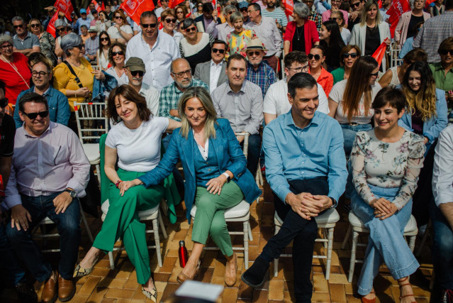 El secretario general del PSOE y presidente del Gobierno, Pedro Sánchez (2d); la alcaldesa de Toledo, Milagros Tolón (3d); y la ministra de Política Territorial y portavoz del Gobierno, Isabel Rodríguez (1d); juntos en un acto del Partido Socialista, a 21