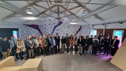 El ministro de Sanidad, José Miñones, y el delegado del Gobierno en Galicia, José Ramón Gómez Besteiro, en un acto sobre hábitos saludables junto a la alcaldesa de A Coruña, Inés Rey, entre otras autoridades