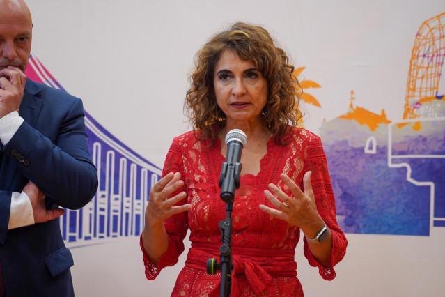 La ministra de Hacienda y Función Pública, María Jesús Montero, atiende a los medios de comunicación,, a 21 de abril de 2023, en Sevilla, (Andalucía, España. La ministra de Hacienda y Función Pública, María Jesús Montero, realiza una visita institucional