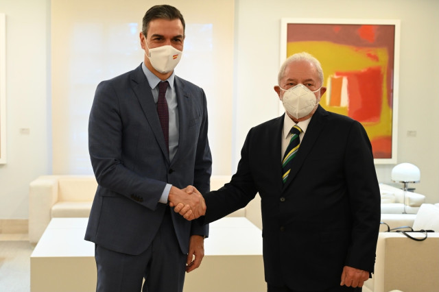 Archivo - El presidente del Gobierno y el entonces expresidente de Brasil Lula da Silva se reúnen en Moncloa en el año 2021.