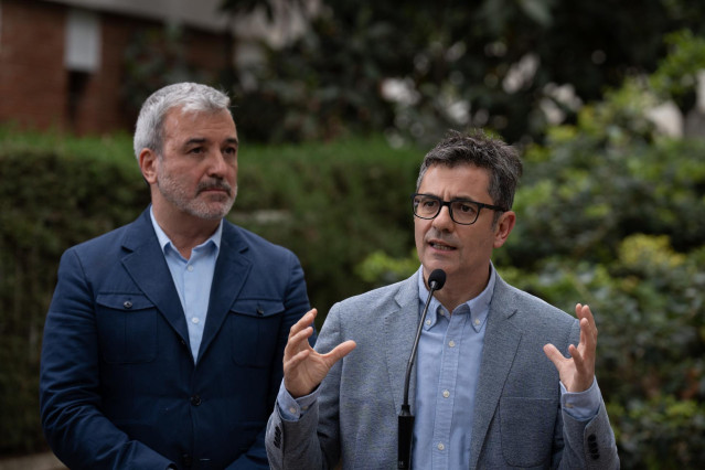 El ministro de la Presidencia, Relaciones con las Cortes y Memoria Democrática, Félix Bolaños (d), y el alcaldable de Barcelona, Jaume Collboni (PSC) (i), atienden a medios, a 20 de abril de 2023, en Barcelona, Catalunya (España).