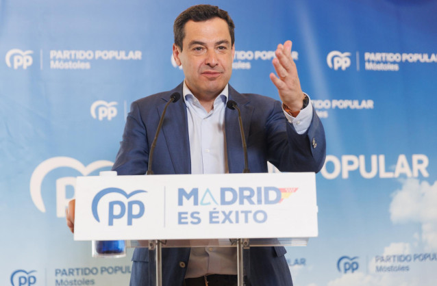 El presidente del PP andaluz y de la Junta de Andalucía, Juanma Moreno, interviene durante una jornada de precampaña electoral de cara a los comicios del 28 de mayo, a 21 de abril de 2023, en Móstoles, Madrid (España).