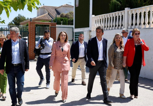 La secretaria general del PP, Cuca Gamarra, y el presidente del PPCV. Carlos Mazón, en Orihuela (Alicante).