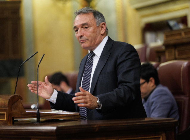 El secretario general del PCE y portavoz parlamentario de Izquierda Unida, Enrique Santiago,interviene durante una sesión plenaria en el Congreso de los Diputados, a 19 de abril de 2023, en Madrid (España).