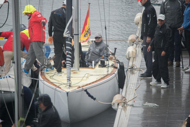El Rey Juan Carlos a su llegada a puerto tras su embarco en el  'El Bribón' en el Real Náutico de Sanxenxo, a 21 de abril de 2023, en Sanxenxo, Pontevedra