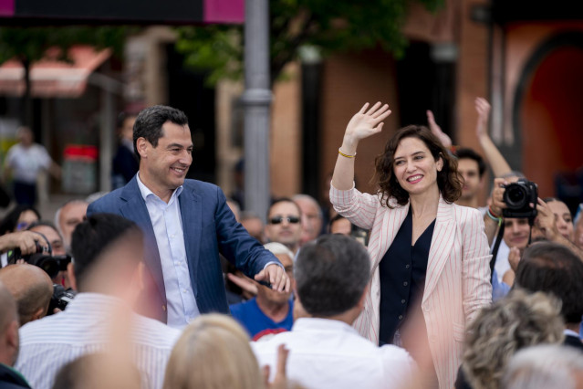 La presidenta de la Comunidad de Madrid y candidata del PP a la reelección, Isabel Díaz Ayuso, y el presidente de la Junta de Andalucía y del Partido Popular de Andalucía, Juanma Moreno, durante su visita a la localidad madrileña de Fuenlabrada, a 21 de a