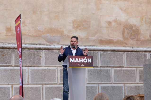 El presidente de Vox, Santiago Abascal, en un acto en la Plaça de la Conquesta de Mahón (Menorca), ante unas 350 personas