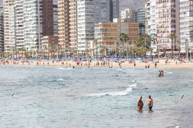 Archivo - Numerosas personas se bañan y toman el sol en la playa de Poniente  en Benidorm, Alicante, Comunidad Valenciana (España).