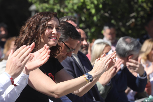 El secretario general del Partido Popular de Madrid, Alfonso Serrano (2i), y la presidenta de la Comunidad de Madrid, Isabel Díaz Ayuso (1i), durante un acto de precampaña del PP, para presentar a los candidatos a la alcaldías de la zona norte, en el Parq