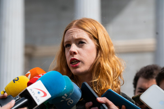 La secretaria Organización de Podemos y secretaria de Estado de Agenda 2030, Lilith Verstrynge, atiende a medios en la Plaza de las Cortes, a 31 de marzo de 2023, en Madrid (España).