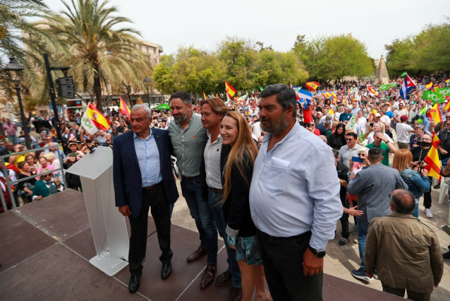 El presidente de Vox, Santiago Abascal, en un acto en Palma, junto a la presidenta de la formación en Baleares, Patricia de las Heras, y los candidatos del partido al Parlament, Consell y Ayuntamiento, Jorge Campos, Pedro Bestard y Fulgencio Coll.