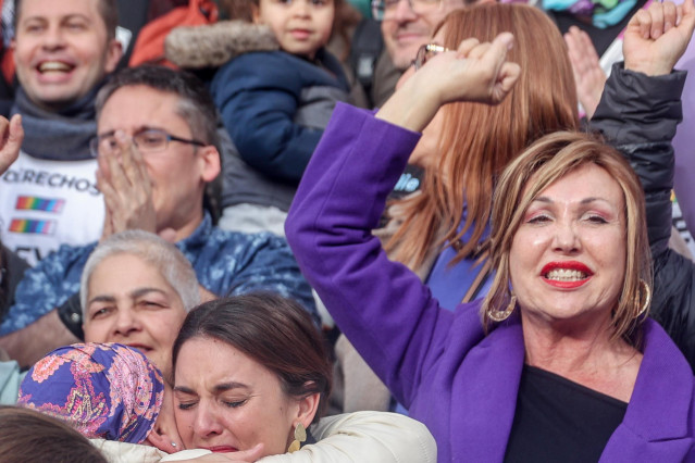 Archivo - La ministra de Igualdad, Irene Montero, celebra con la presidenta de la Federación de la Plataforma Trans, Mar Cambrollé (d), la aprobación de la Ley Trans, a la salida del Congreso de los Diputados, a 22 de diciembre de 2022, en Madrid (España)