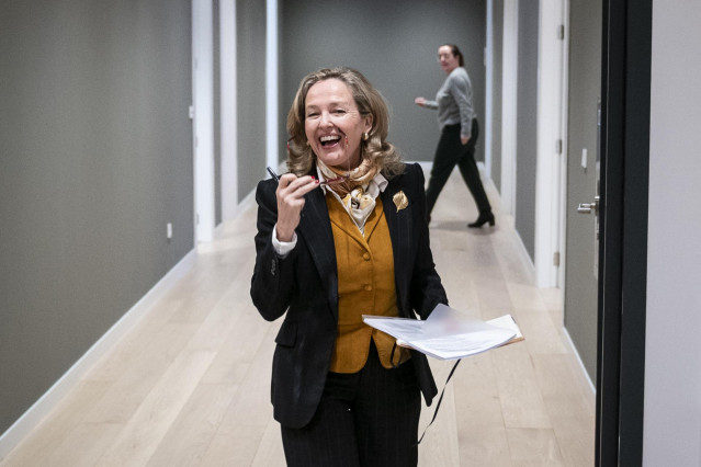 Archivo - La vicepresidenta primera y ministra de Asuntos Económicos y Transformación Digital, Nadia Calviño, a su llegada a la sede del Ministerio, a 23 de enero de 2023, en Madrid (España).
