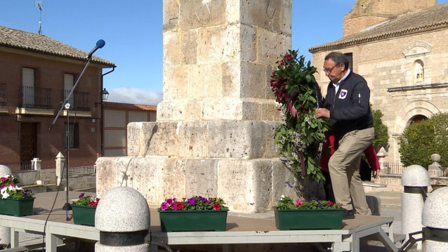Ofrenda ante el monolito de Villalar (Valladolid) del alcalde del municipio, Luis Alonso Laguna