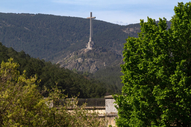 La cruz del Valle de Cuelgamuros desde el embalse de La Jarosa,  a 21 de abril de 2023, en Guadarrama, Madrid (España).