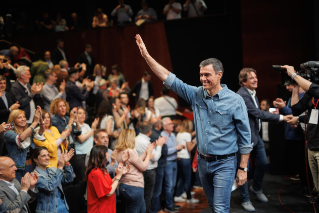 El presidente del Gobierno y secretario general del PSOE, Pedro Sánchez, saluda a su llegada un acto de precampaña socialista, en el Centro de Arte Tomás y Valiente, a 23 de abril de 2023, en Fuenlabrada, Madrid (España).