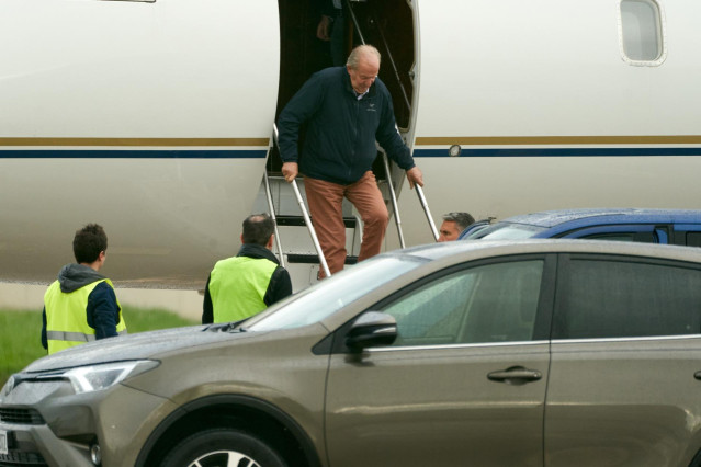 El rey emérito, a su llegada al aeropuerto vitoriano de Foronda