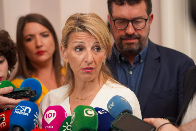 La vicepresidenta segunda del Gobierno, Yolanda Díaz, atiende a los medios en Cádiz.