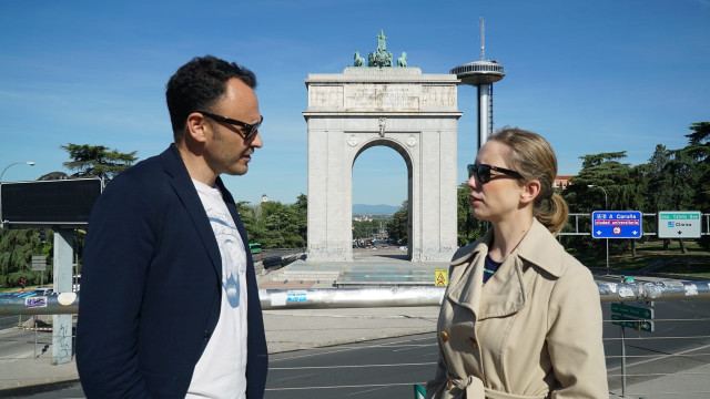 El candidato de Podemos-IU-AV a la alcaldía de Madrid, Roberto Sotomayor,  y la 'número 2', Carolina Alonso, frente al Arco del Triunfo de Madrid