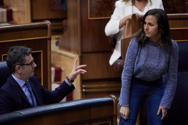 Archivo - El ministro de Presidencia, Relaciones con las Cortes y Memoria Democrática, Félix Bolaños, y la líder de Podemos y ministra de Derechos Sociales, Ione Belarra
