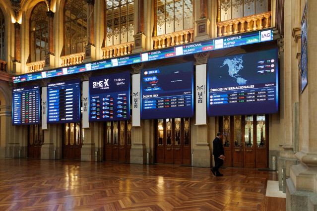 Varios paneles del IBEX 35 en el Palacio de la Bolsa de Madrid, a 11 de abril de 2023, en Madrid (España). El Ibex 35 ha iniciado la sesión de hoy con una subida del 0,51%, hasta los 9.359 puntos, tras el parón de Semana Santa, en una jornada en la que lo