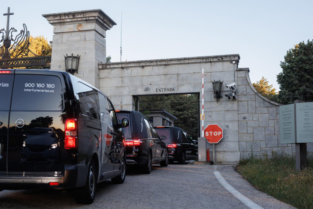 Varios coches fúnebres entran al Valle de Cuelgamuros, a 24 de abril de 2023, en San Lorenzo de El Escorial, Madrid (España).