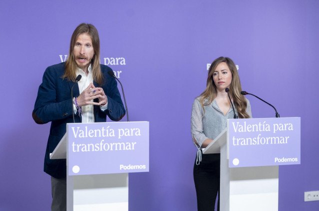 El portavoz de Podemos, Pablo Fernández, y la secretaria de Acción Institucional de Podemos, María Teresa Pérez, ofrecen una rueda de prensa, en la sede de Podemos, a 24 de abril de 2023, en Madrid (España).