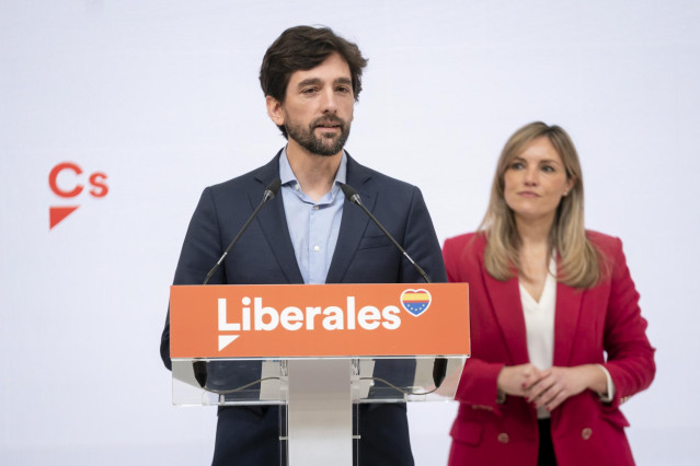 Archivo - El secretario general de Ciudadanos, Adrián Vázquez, ofrece una rueda de prensa.