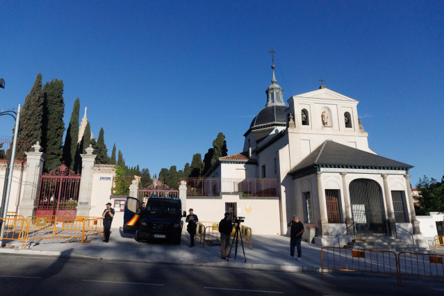 Agentes de Policía Nacional en el exterior del cementerio  de San Isidro, donde serán inhmados los restos de José Antonio Primo de Rivera