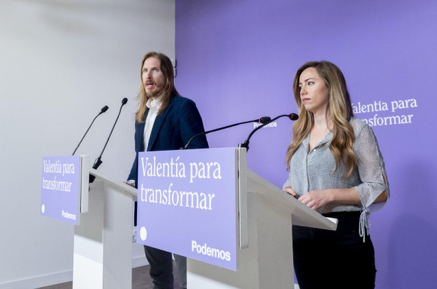 El portavoz de Podemos, Pablo Fernández, y la secretaria de Acción Institucional de Podemos, María Teresa Pérez, ofrecen una rueda de prensa, en la sede de Podemos, a 24 de abril de 2023, en Madrid (España).
