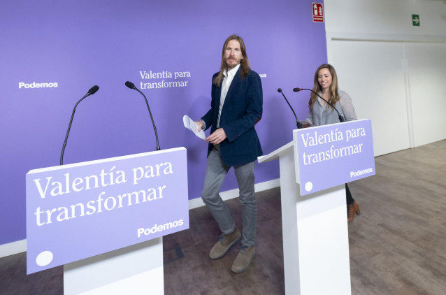 El portavoz de Podemos, Pablo Fernández, y la secretaria de Acción Institucional de Podemos, María Teresa Pérez, a su llegada a una rueda de prensa, en la sede de Podemos, a 24 de abril de 2023, en Madrid (España).