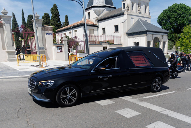 El coche fúnebre con los restos de José Antonio Primo de Rivera llegan al cementerio sacramental de San Isidro, a 24 de abril de 2023, en Madrid (España).